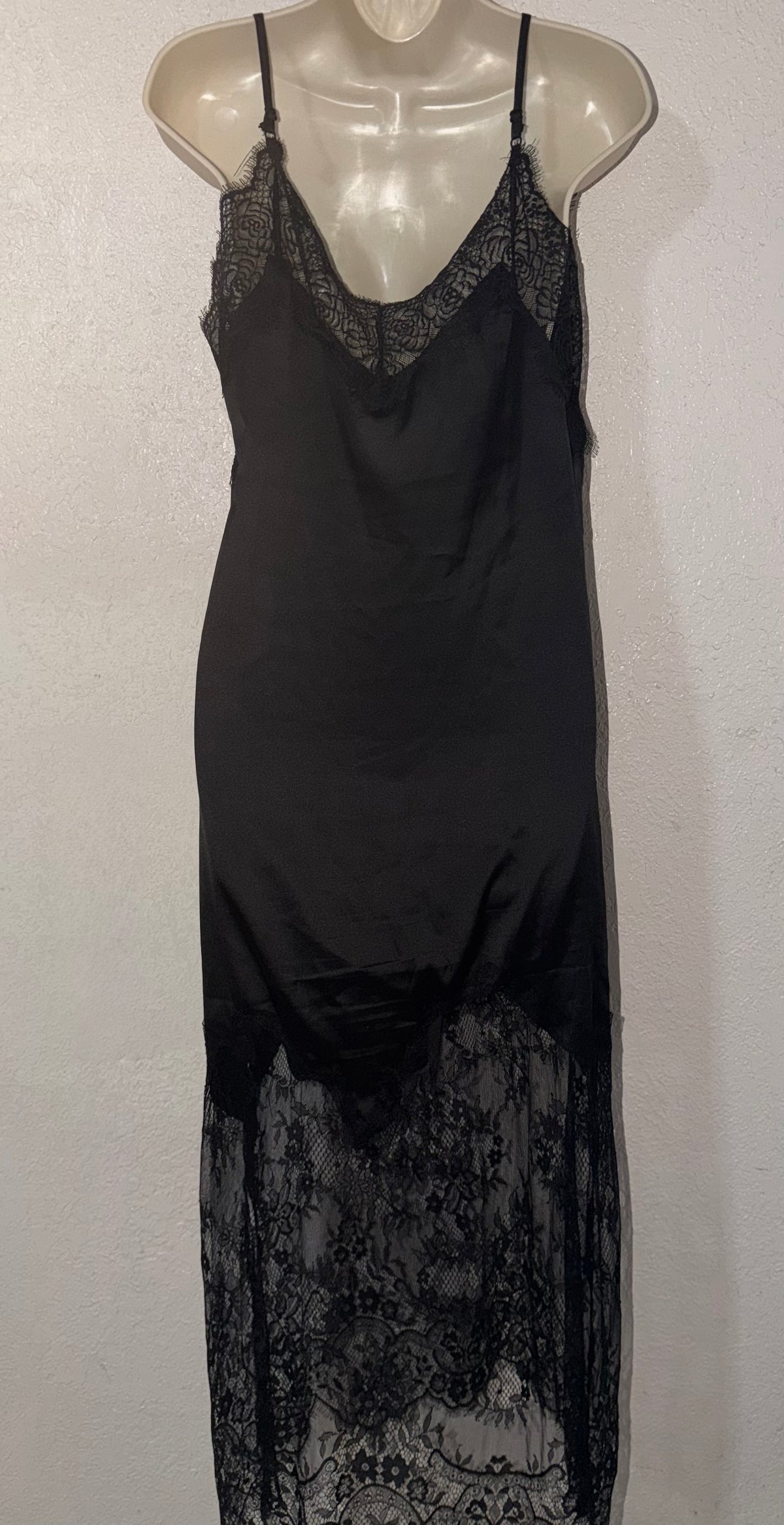 Girlfriend Material 🖤 Midi NWT