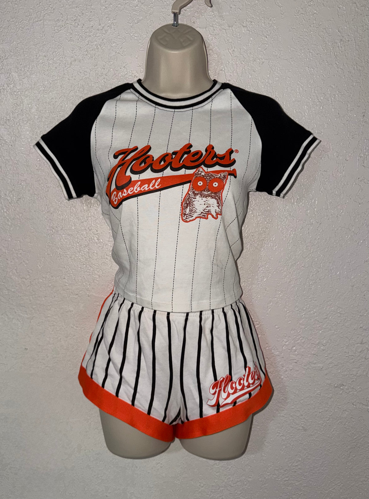 Hooters Home Run Set ⚾️ 🦉 EUC