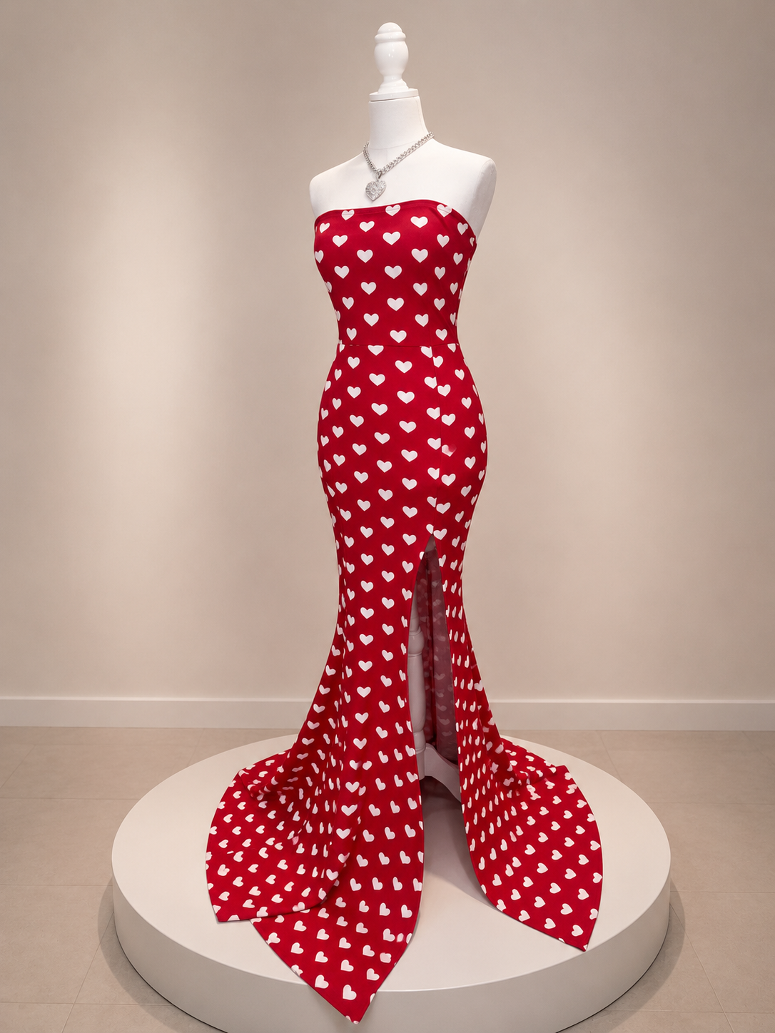 💔 Signature Heartbreaker Gown 💔 EUC